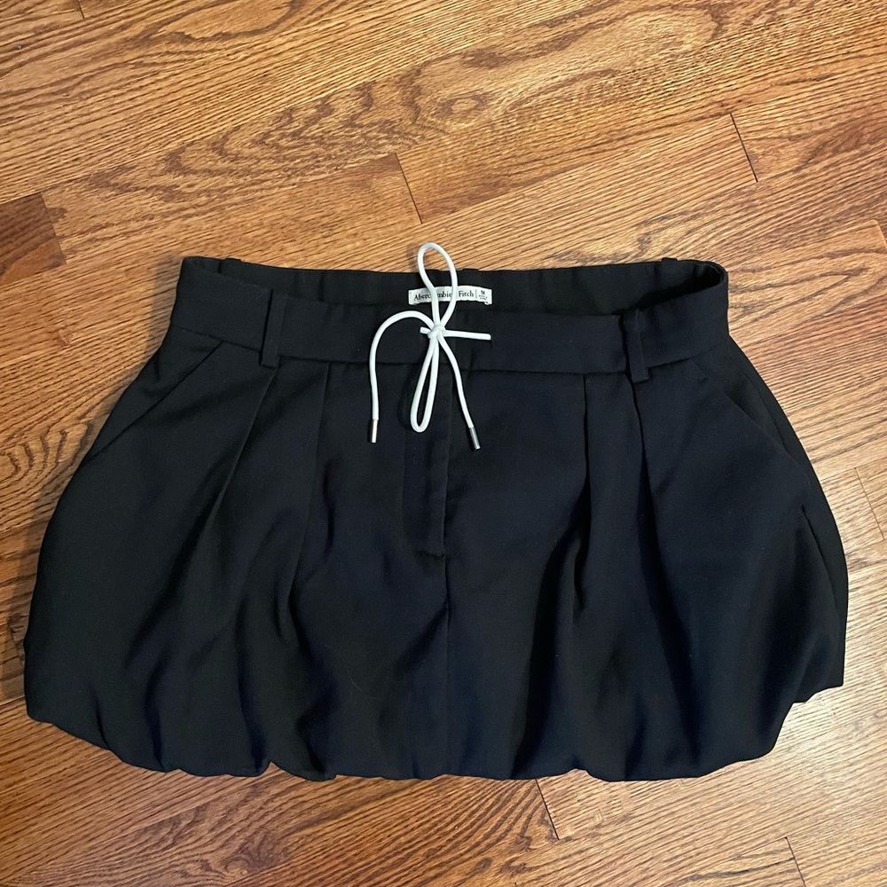 Abercrombie & Fitch Black Mid Rised Tailored Bubble Hem Mini Skort size M